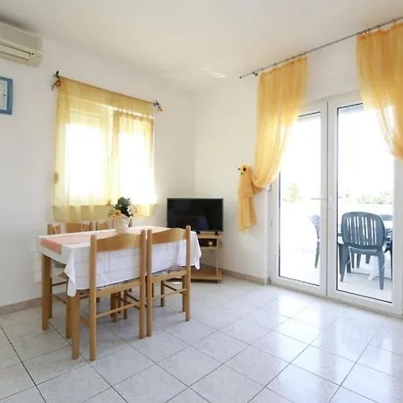 In Rogoznica With Terrace, Air Conditioning, Wi-fi Apartamento Rogoznica (Sibenik-Knin)